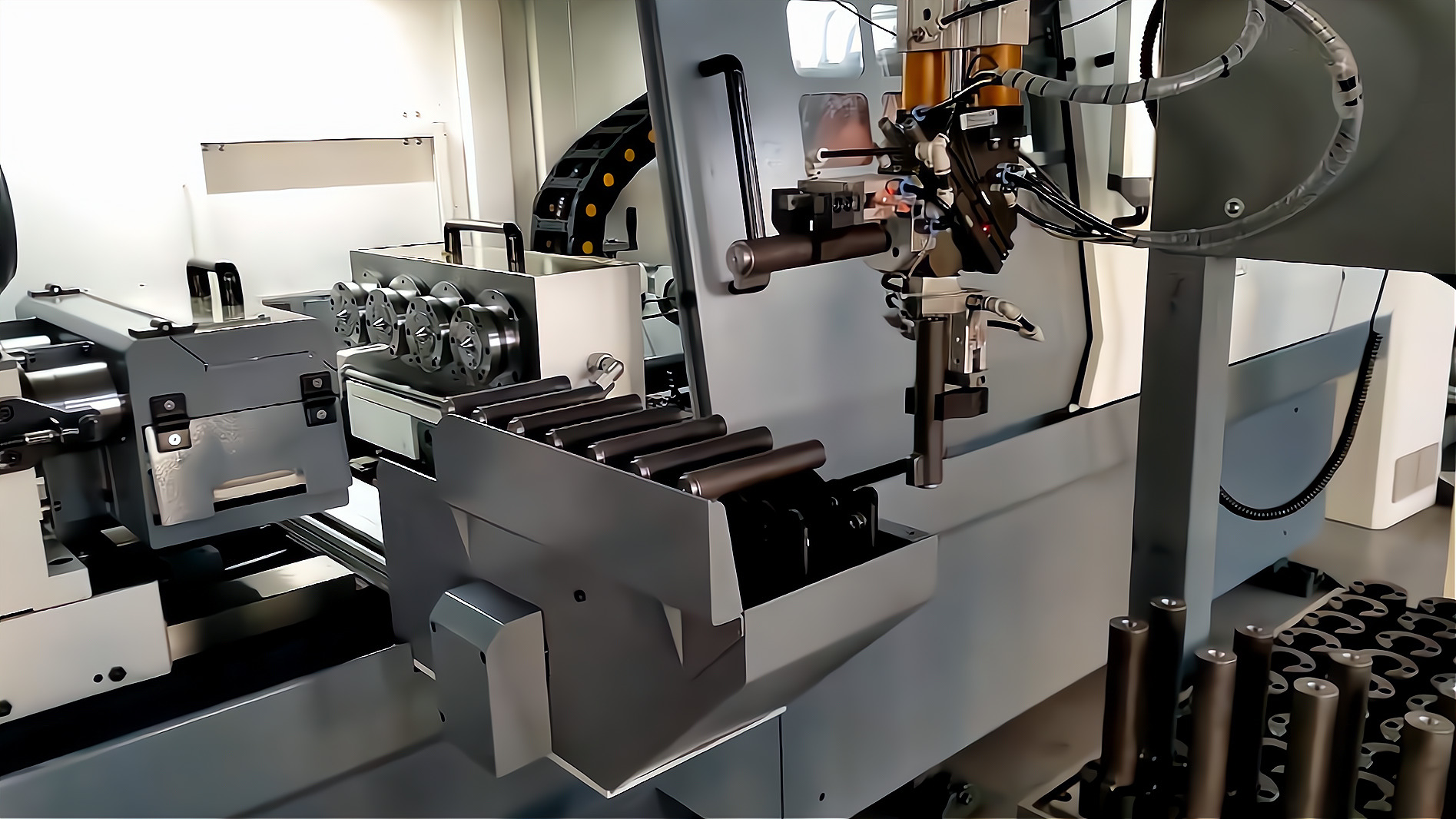 ZK2115×4B/500A 深孔鉆床配置桁架機(jī)械手，加工手槍槍管單機(jī)自動(dòng)化